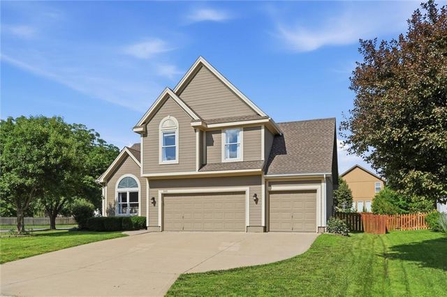 2401 SW Tracker Lane, Lee's Summit, MO 64082