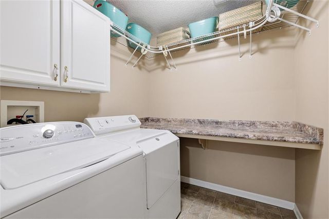 2401 SW Tracker Lane, Lee's Summit, MO 64082