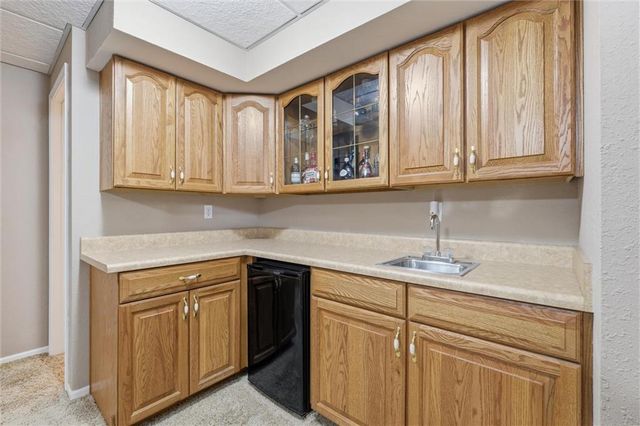 2401 SW Tracker Lane, Lee's Summit, MO 64082