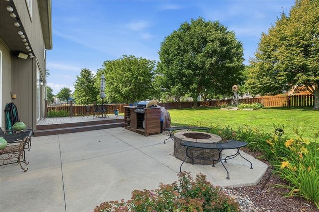2401 SW Tracker Lane, Lee's Summit, MO 64082