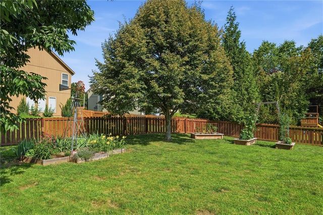 2401 SW Tracker Lane, Lee's Summit, MO 64082