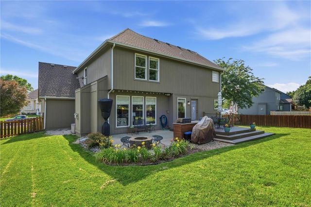 2401 SW Tracker Lane, Lee's Summit, MO 64082