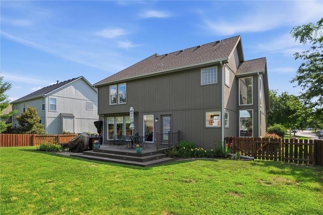 2401 SW Tracker Lane, Lee's Summit, MO 64082