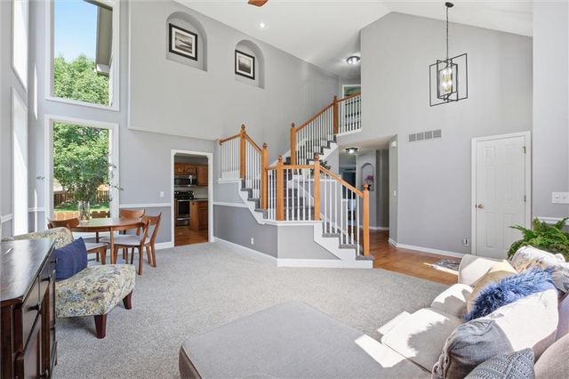 2401 SW Tracker Lane, Lee's Summit, MO 64082