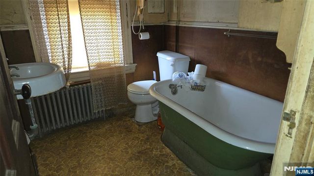 163 Hamilton Avenue, Hasbrouck Heights, NJ 07604