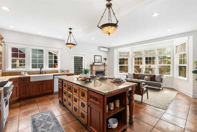 2446 Queen Anne Avenue N, Seattle, WA 98109