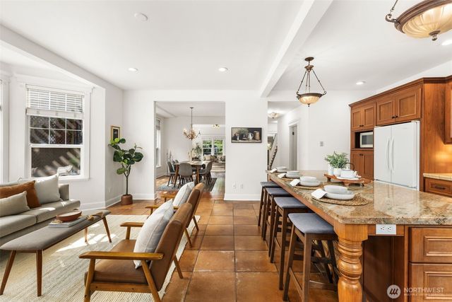 2446 Queen Anne Avenue N, Seattle, WA 98109