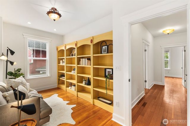 2446 Queen Anne Avenue N, Seattle, WA 98109