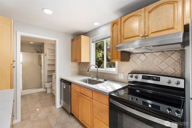 2446 Queen Anne Avenue N, Seattle, WA 98109