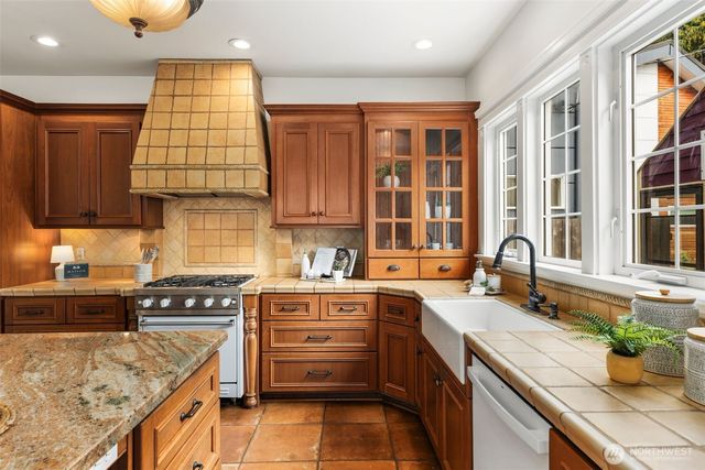 2446 Queen Anne Avenue N, Seattle, WA 98109