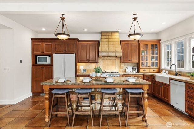 2446 Queen Anne Avenue N, Seattle, WA 98109