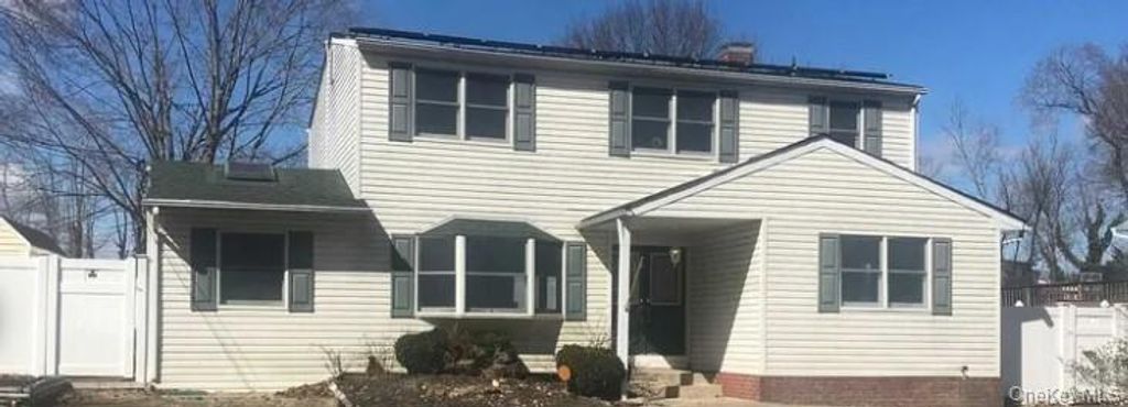 44 S Howells Avenue, Farmingville, NY 11738