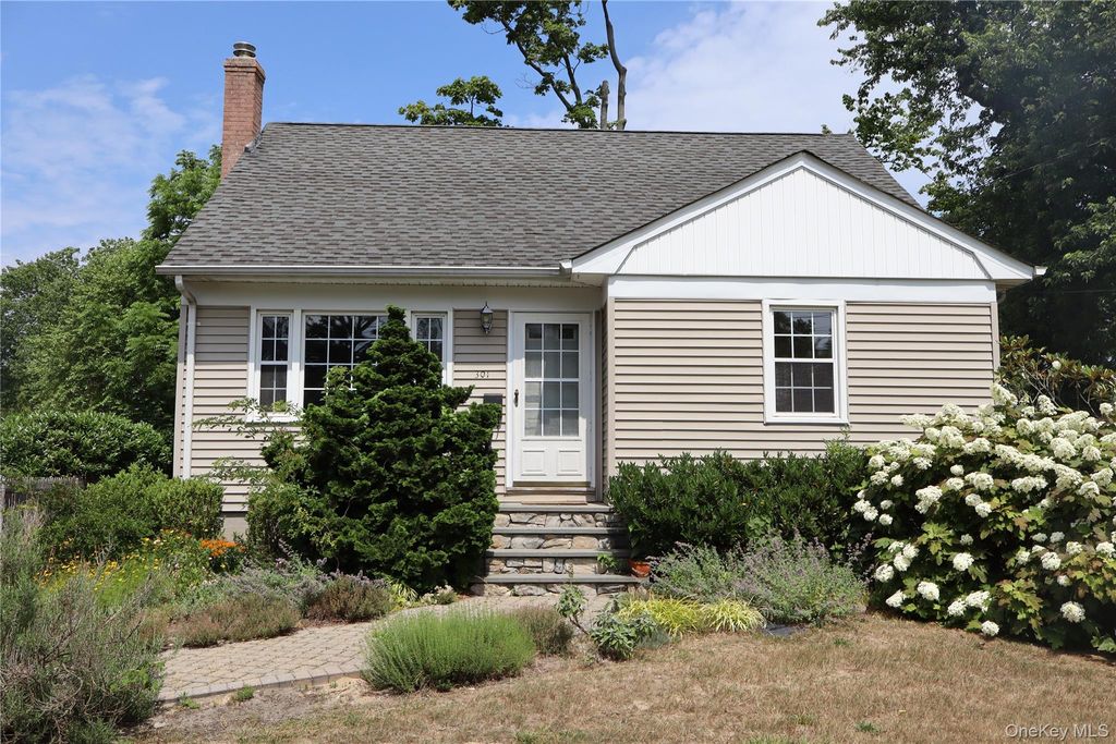 301 Foster Avenue, Sayville, NY 11782