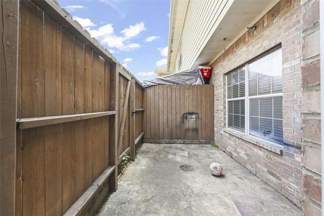 1520 Sherwood Forest Street 301, Houston, TX 77043