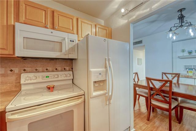 2400 NE 10th Street 204, Pompano Beach, FL 33062