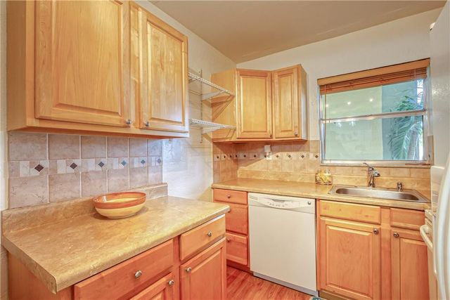 2400 NE 10th Street 204, Pompano Beach, FL 33062