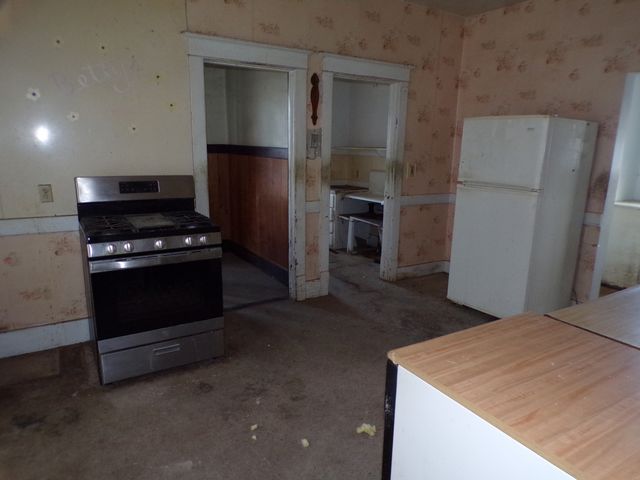 808 E 3RD Avenue, Coal Valley, IL 61240