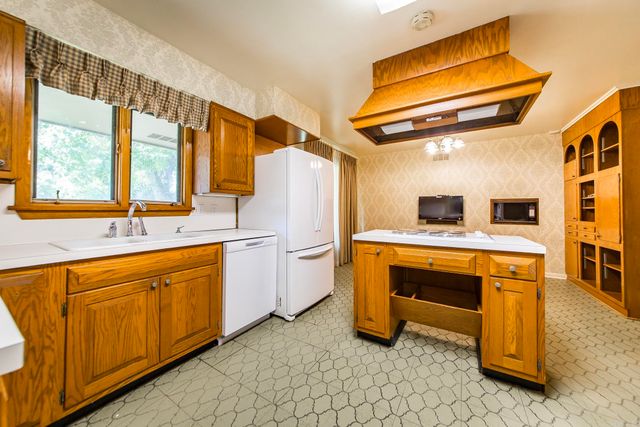 314 SE 5th Street, England, AR 72406