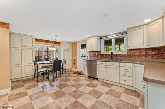 20 Woodland Terrace, High Bridge Boro, NJ 08829