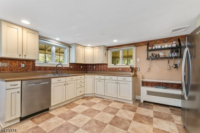 20 Woodland Terrace, High Bridge Boro, NJ 08829