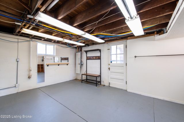 1852 Princeton Dr, Louisville, KY 40205