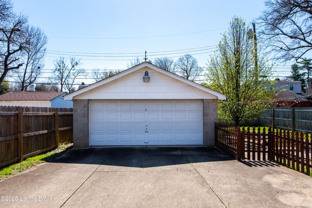 1852 Princeton Dr, Louisville, KY 40205