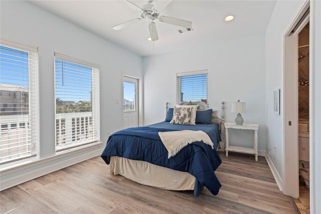 1640 Windsong Way, Tiki Island, TX 77554