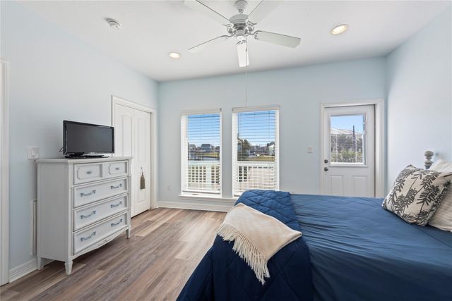 1640 Windsong Way, Tiki Island, TX 77554