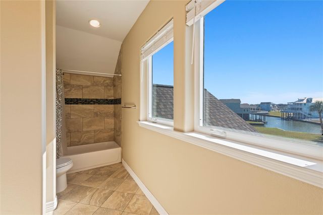 1640 Windsong Way, Tiki Island, TX 77554