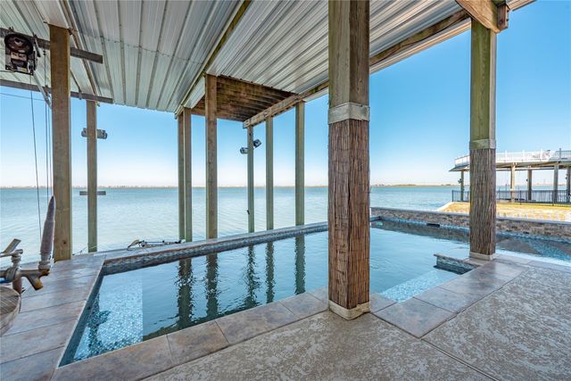 1640 Windsong Way, Tiki Island, TX 77554