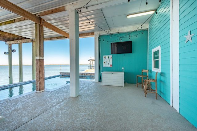 1640 Windsong Way, Tiki Island, TX 77554