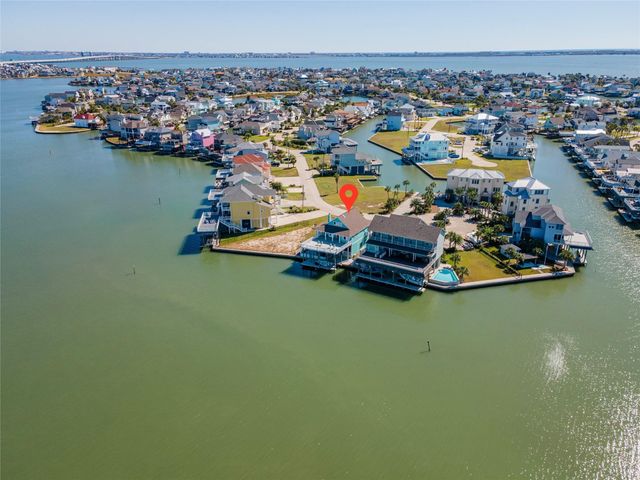 1640 Windsong Way, Tiki Island, TX 77554