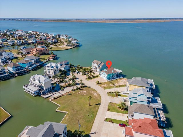1640 Windsong Way, Tiki Island, TX 77554