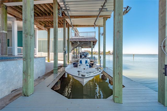 1640 Windsong Way, Tiki Island, TX 77554