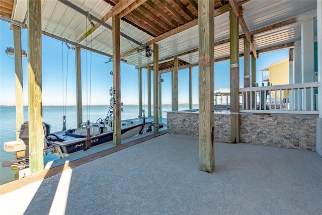 1640 Windsong Way, Tiki Island, TX 77554