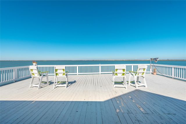 1640 Windsong Way, Tiki Island, TX 77554