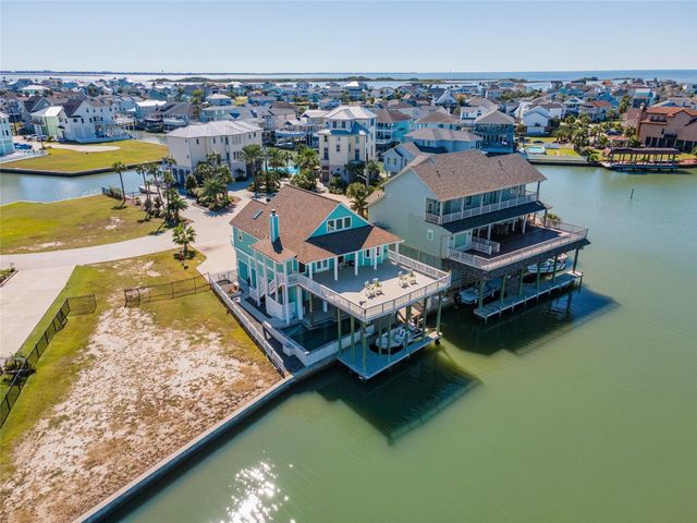 1640 Windsong Way, Tiki Island, TX 77554