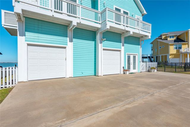 1640 Windsong Way, Tiki Island, TX 77554