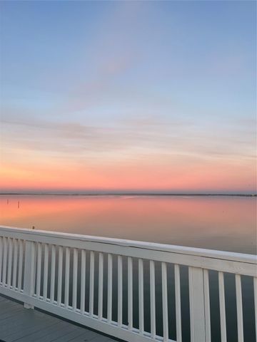 1640 Windsong Way, Tiki Island, TX 77554