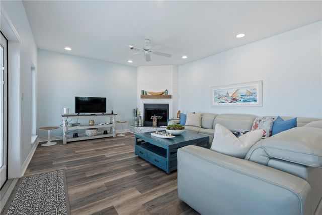 1640 Windsong Way, Tiki Island, TX 77554