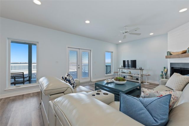 1640 Windsong Way, Tiki Island, TX 77554