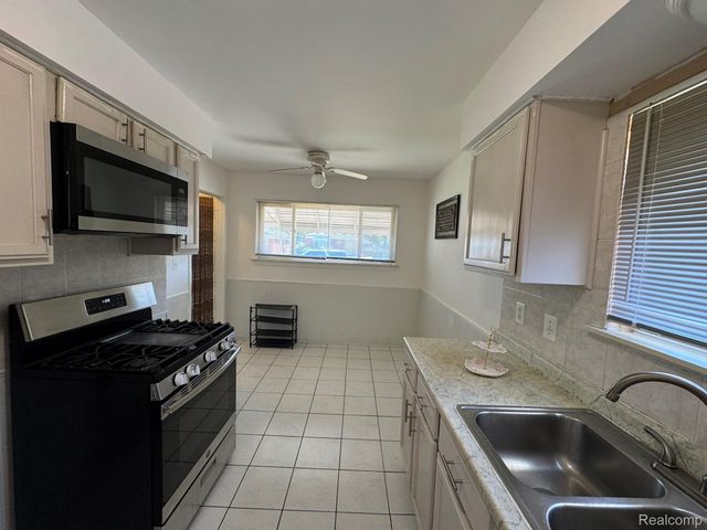 8847 WOODBINE, Redford Charter Township, MI 48239