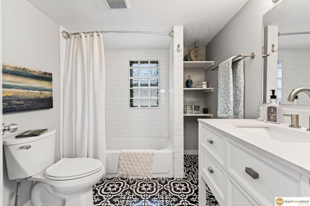 2915 N 206 Street, Elkhorn, NE 68022