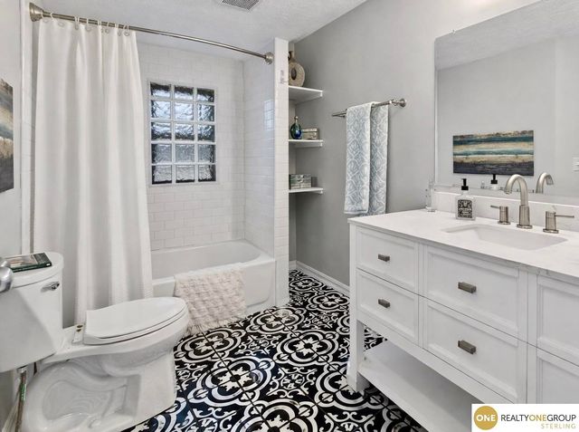 2915 N 206 Street, Elkhorn, NE 68022