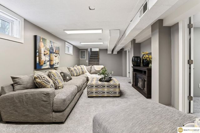 2915 N 206 Street, Elkhorn, NE 68022