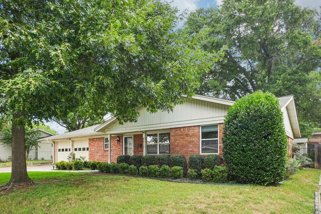 1012 Livingston Drive, Hurst, TX 76053