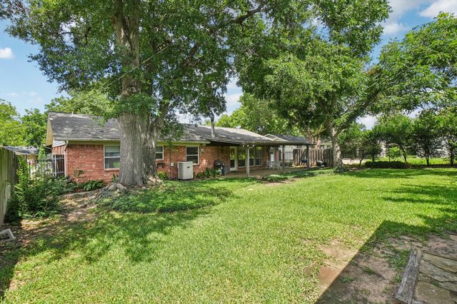 1012 Livingston Drive, Hurst, TX 76053