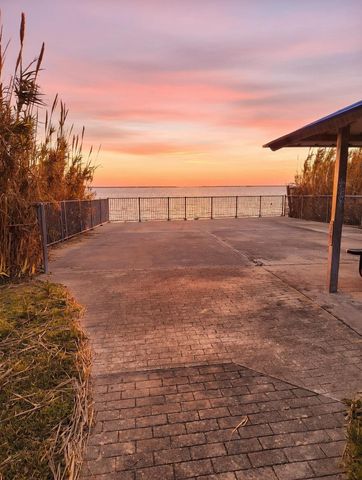 125 Bay Shore Drive, La Porte, TX 77571