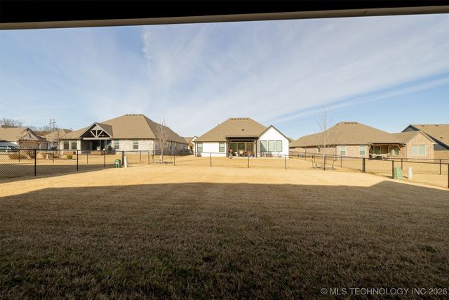 2942 N Briarwood Avenue, Catoosa, OK 74015
