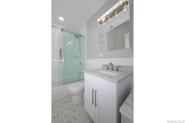 142 Covert Avenue J3, Stewart Manor, NY 11530